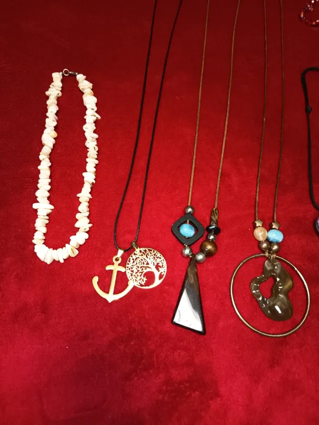 Collezione di collane divertenti multicolore