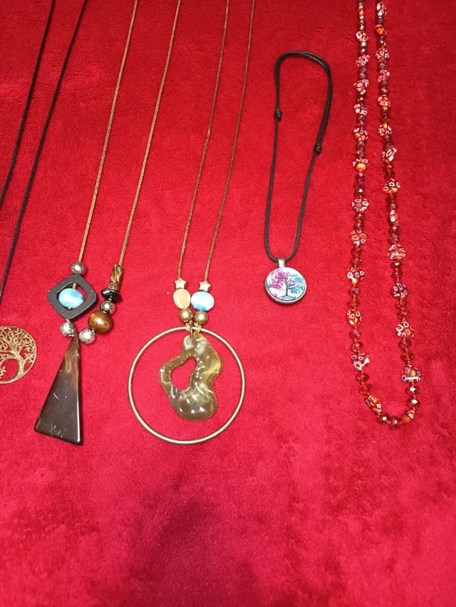 Collezione di collane divertenti multicolore