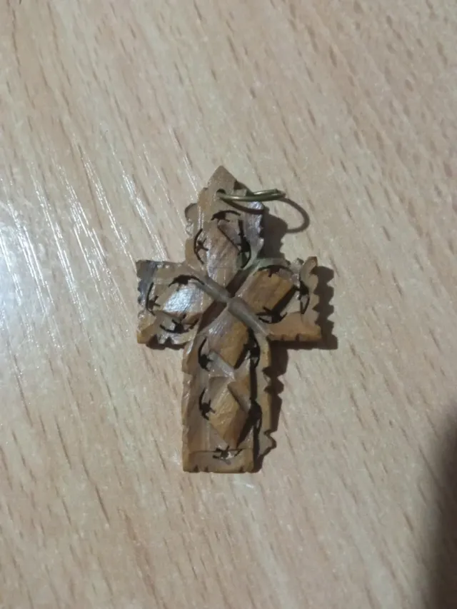 Colgante crucifijo tallado madera