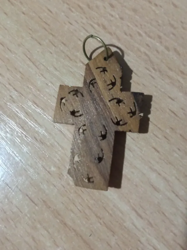Colgante crucifijo tallado madera