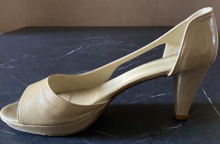 Scarpe con tacco vernice beige