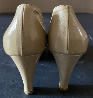 Scarpe con tacco vernice beige