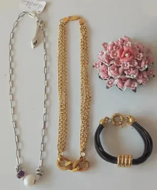 Collar zapato y broche flores bisutería