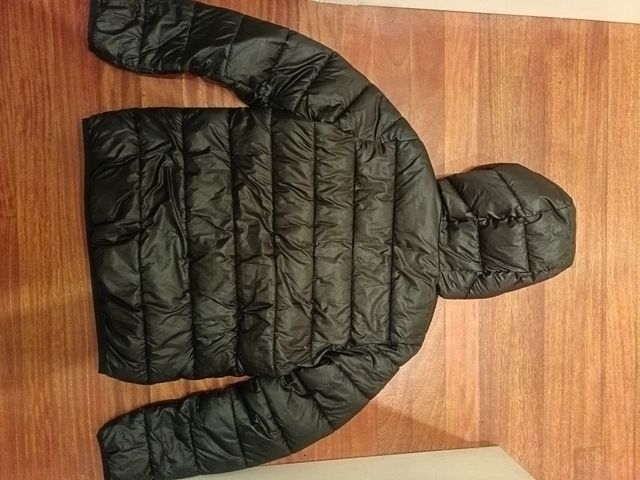 Chaqueta Champion negra acolchada con capucha