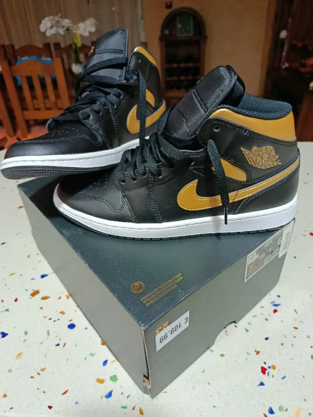 Zapatillas Jordan Negras y Doradas Talla 42