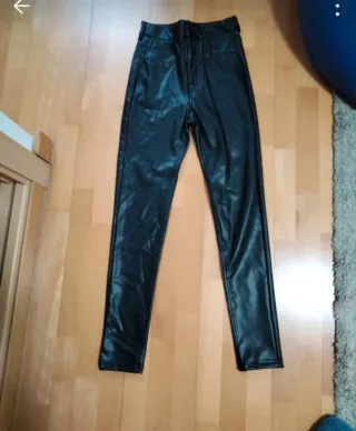 Pantalón efecto piel negro chica