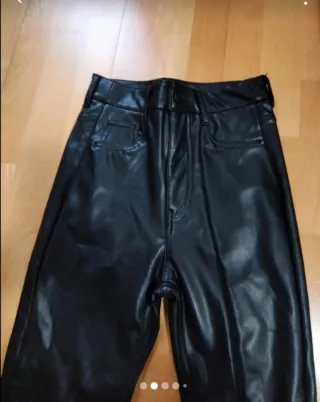 Pantalón efecto piel negro chica
