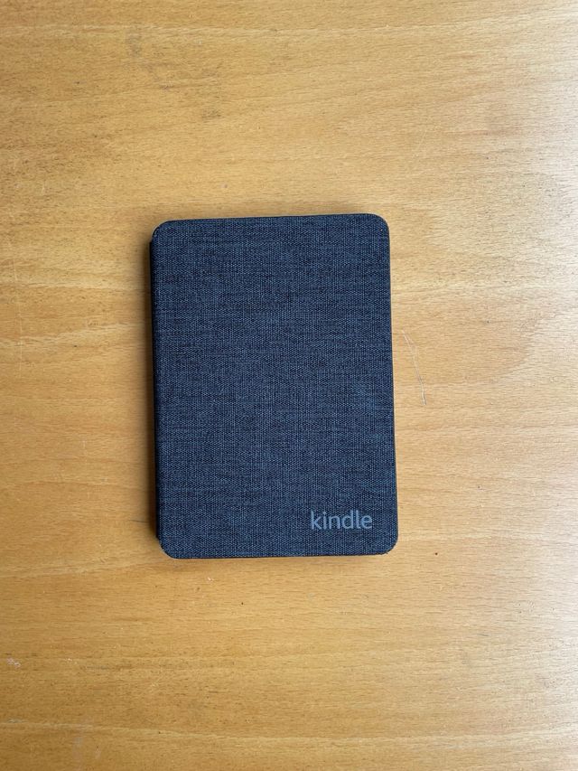 Kindle negro incluye funda y cable USB