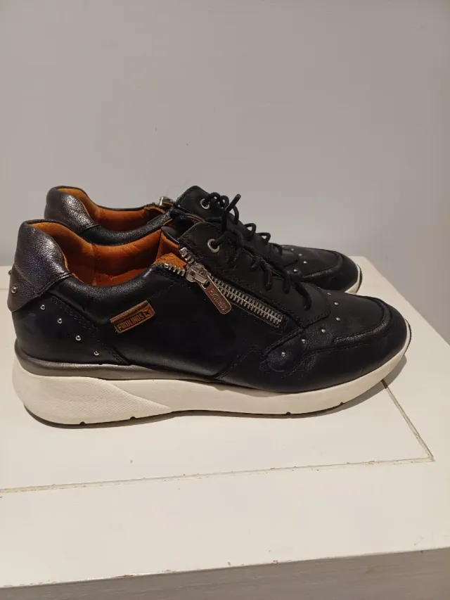 Zapatillas Pikolinos negras y plateadas