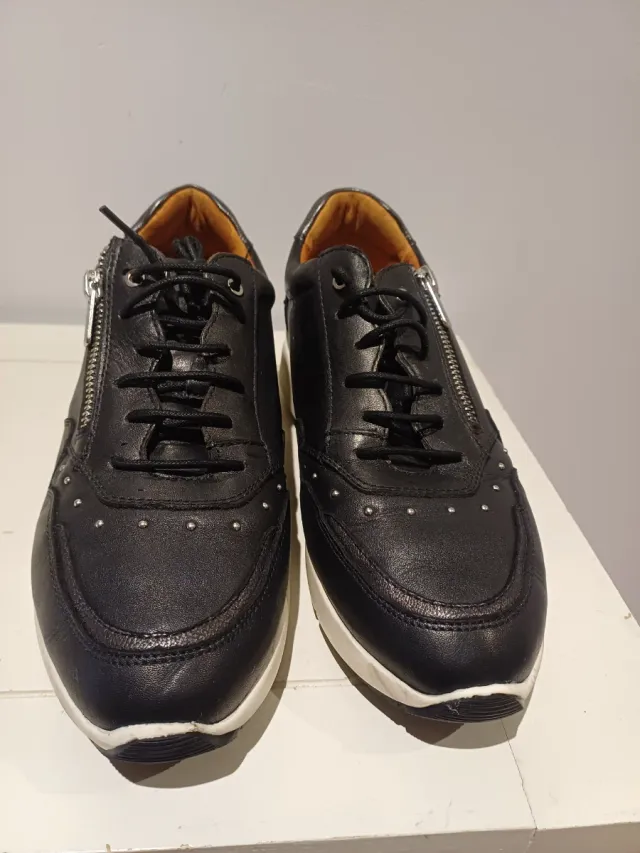 Zapatillas Pikolinos negras y plateadas