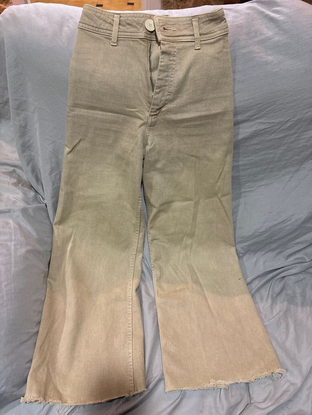 Pantalones vaqueros acampanados beige