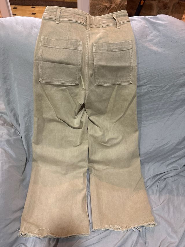 Pantalones vaqueros acampanados beige