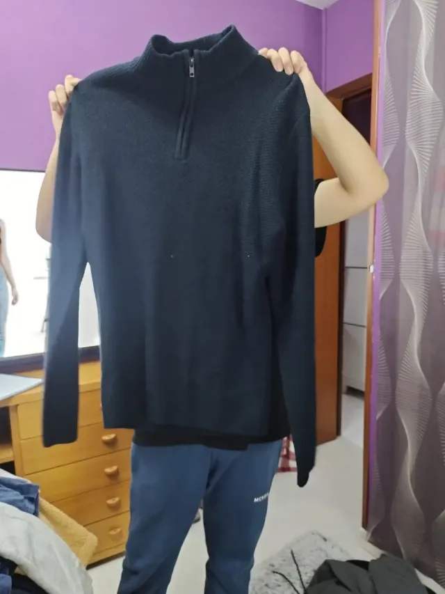 Camiseta negra cuello alto cremallera