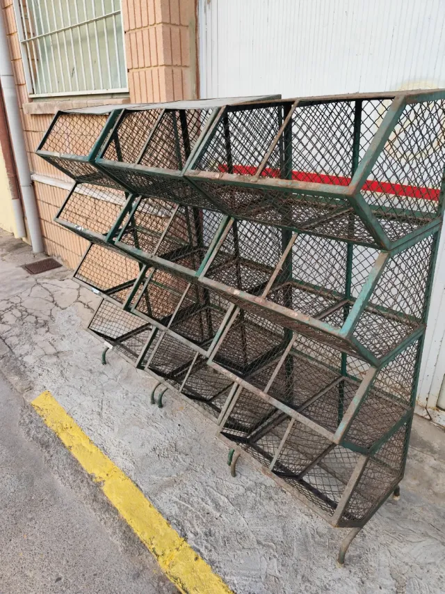 Estanterías metálicas vintage