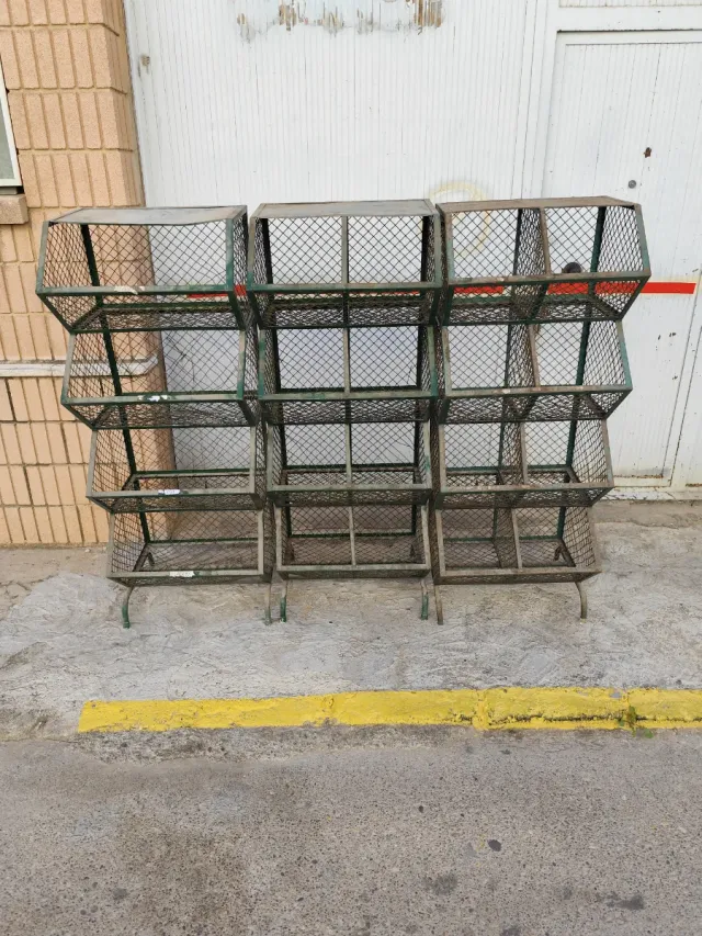 Estanterías metálicas vintage