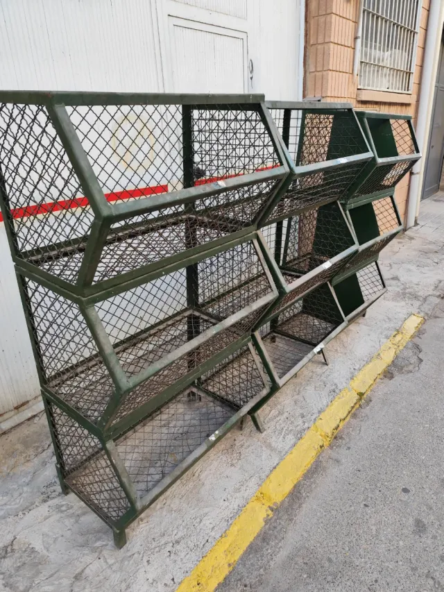 Estanterías metálicas vintage