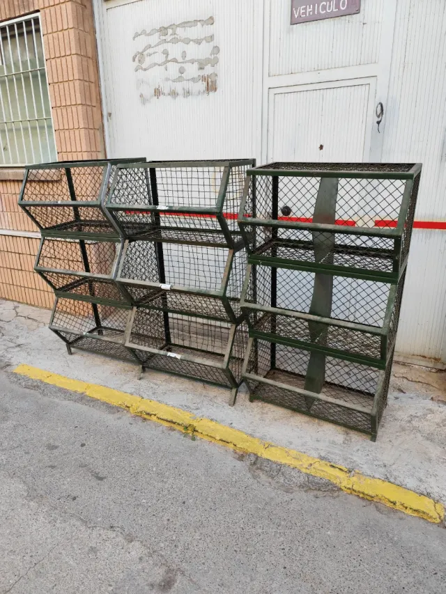 Estanterías metálicas vintage