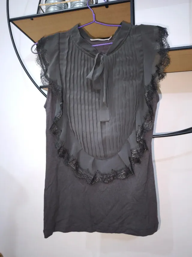 Blusa gris romántica puntilla y lazada
