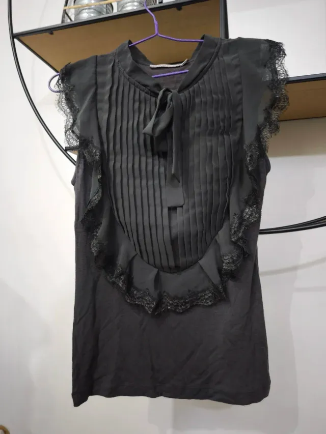 Blusa gris romántica puntilla y lazada