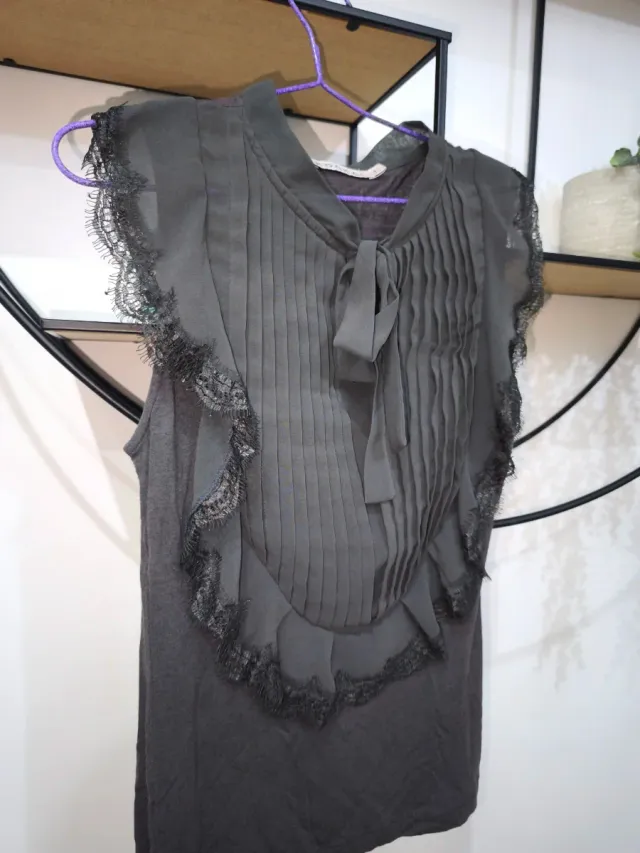 Blusa gris romántica puntilla y lazada