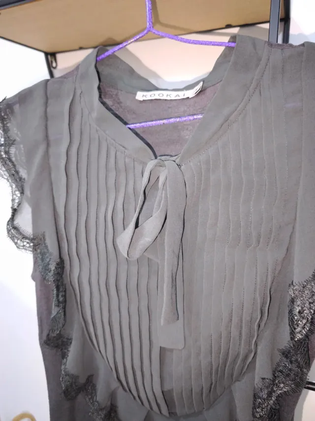 Blusa gris romántica puntilla y lazada