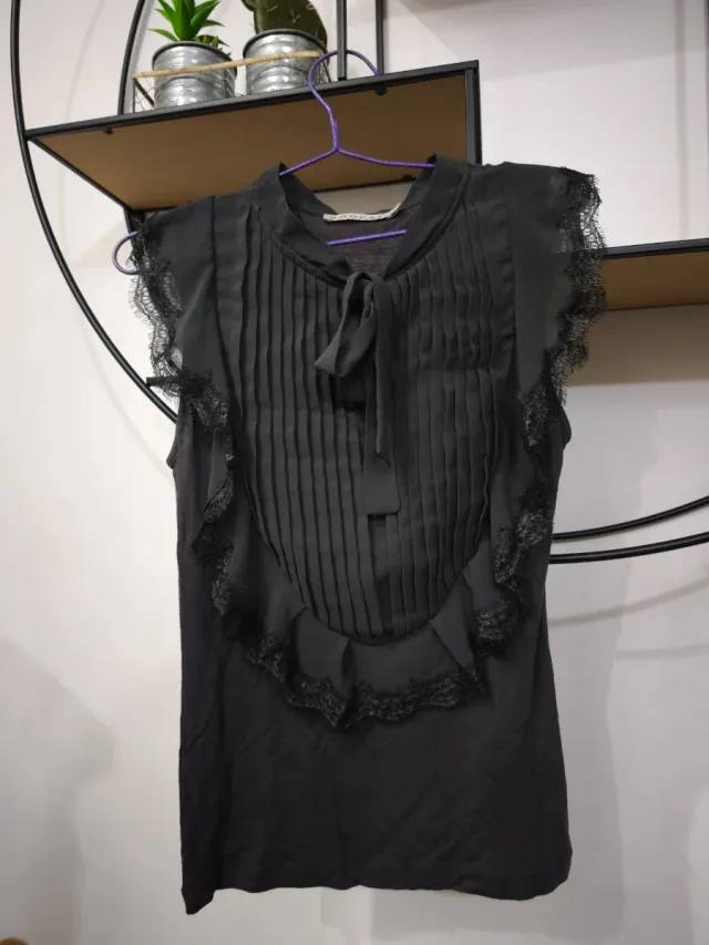 Blusa gris romántica puntilla y lazada