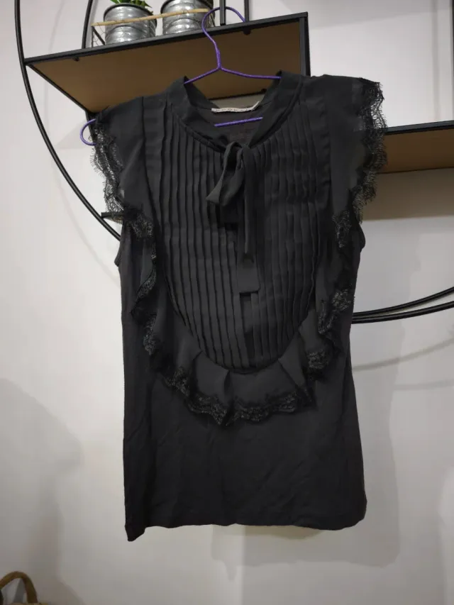 Blusa gris romántica puntilla y lazada