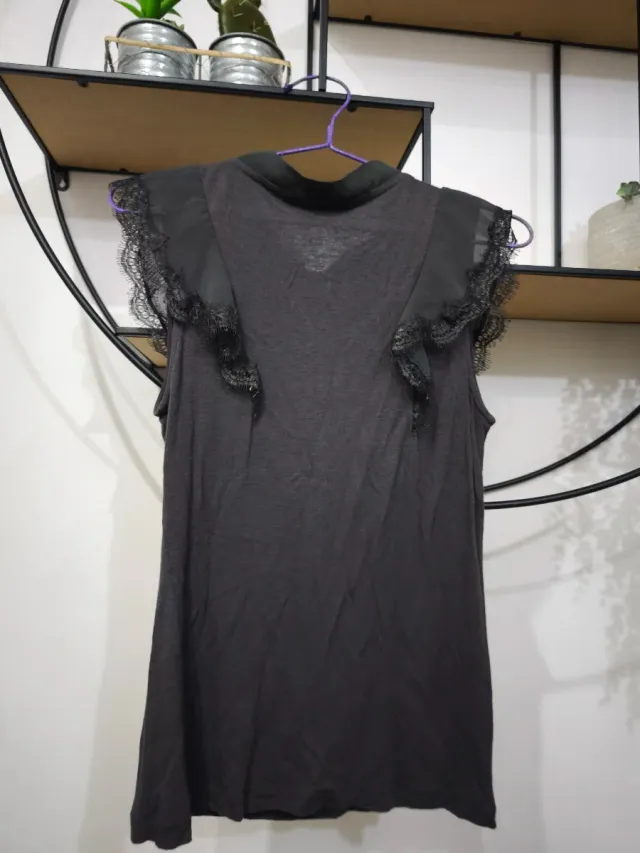 Blusa gris romántica puntilla y lazada