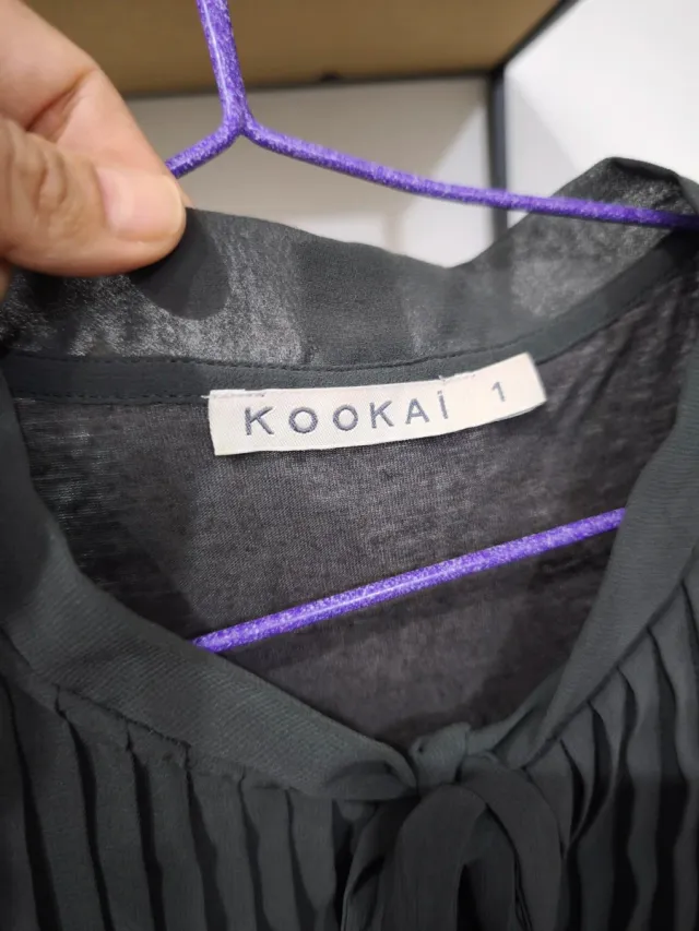 Blusa gris romántica puntilla y lazada