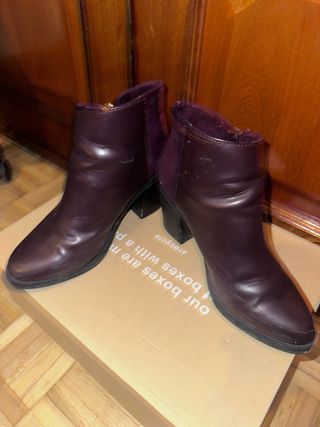 Botín tacón granate