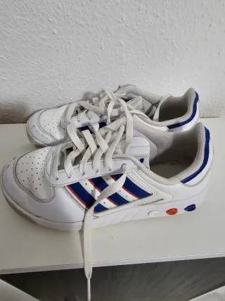 Zapatillas Adidas Blancas y Azules