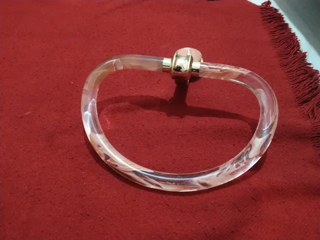 Toallero baño rosa y dorado