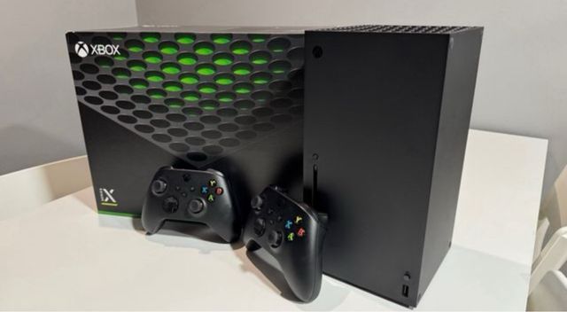 Xbox Series X Negra + 2 Mandos + Base de carga