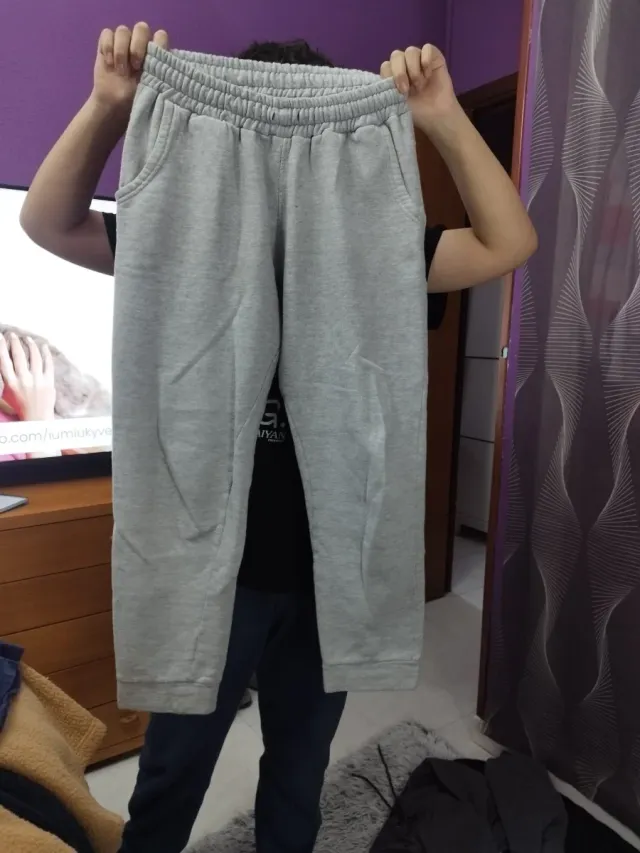 Pantalones grises de chándal