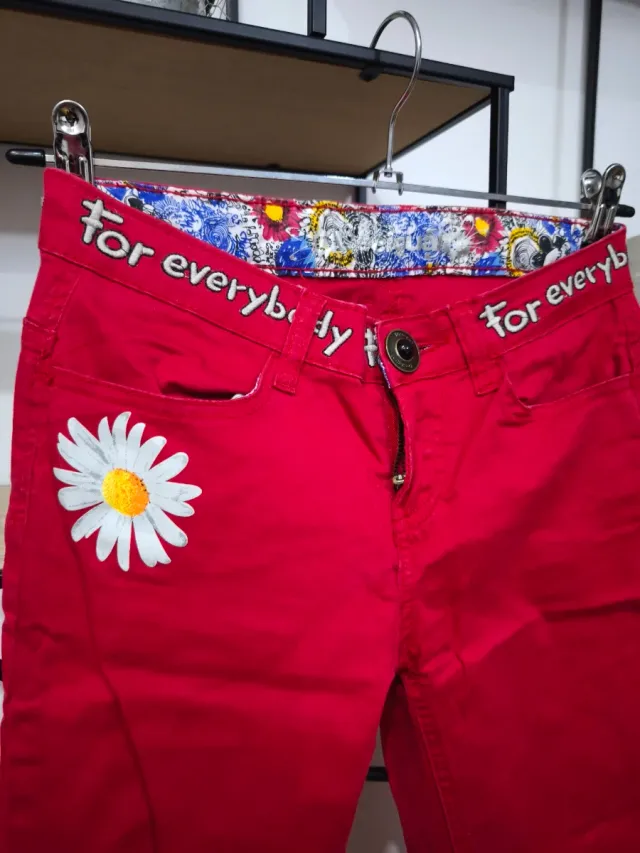 Pantalón Desigual rojo con margarita