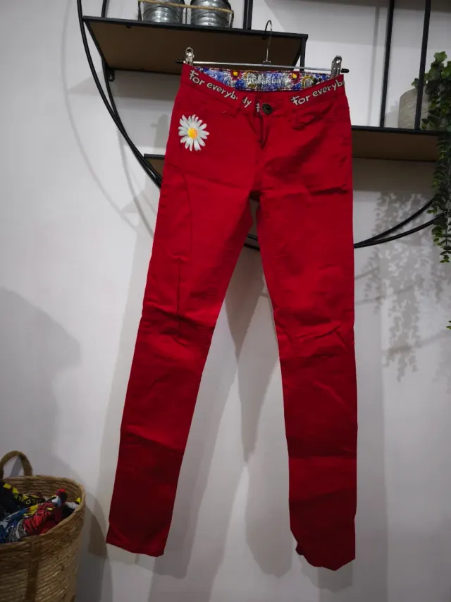 Pantalón Desigual rojo con margarita