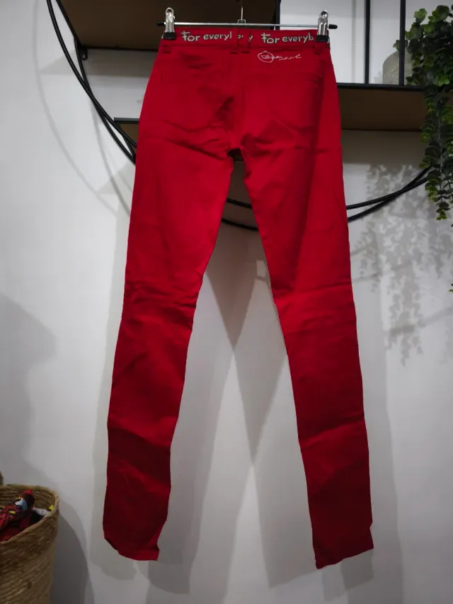 Pantalón Desigual rojo con margarita