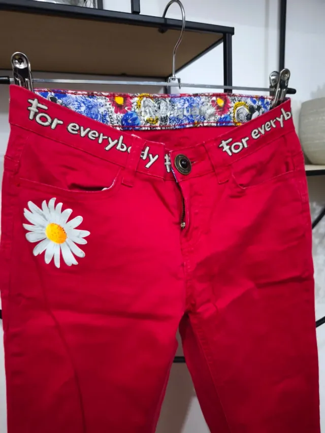 Pantalón Desigual rojo con margarita