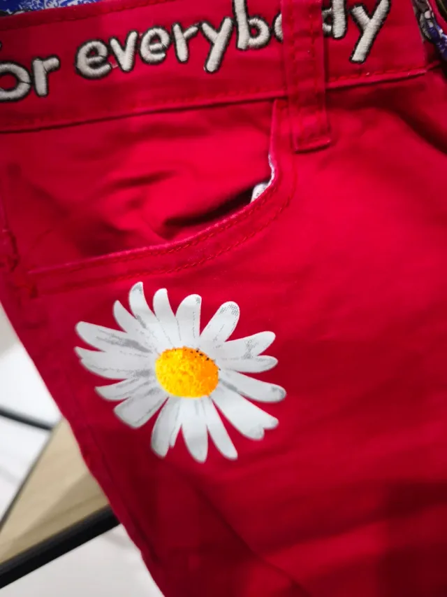 Pantalón Desigual rojo con margarita