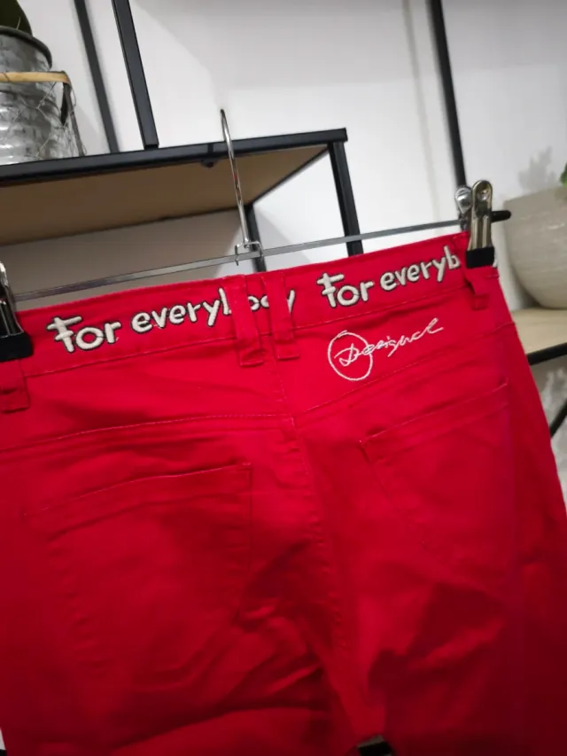 Pantalón Desigual rojo con margarita