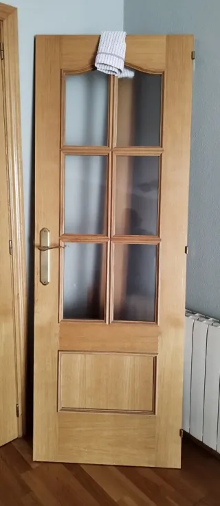Puerta madera con cristal