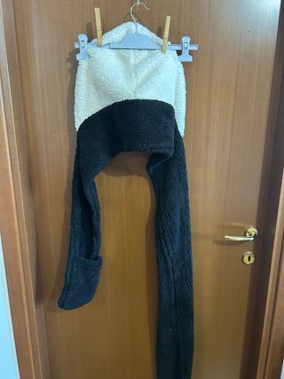 Cappello pile panda con sciarpa integrata