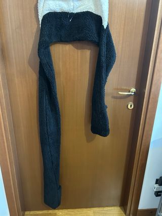 Cappello pile panda con sciarpa integrata