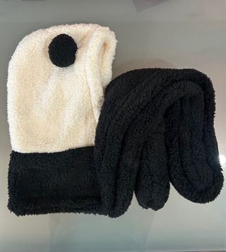 Cappello pile panda con sciarpa integrata