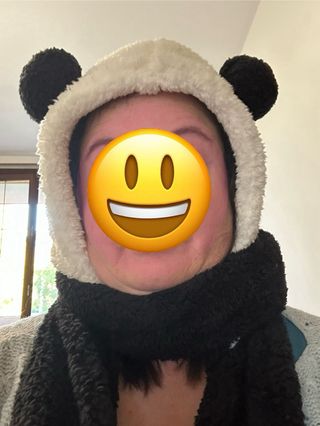 Cappello pile panda con sciarpa integrata