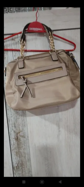 Bolso Beige con Detalles Dorados de tejido