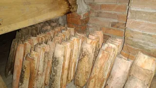 Tejas antiguas de barro hechas a mano.