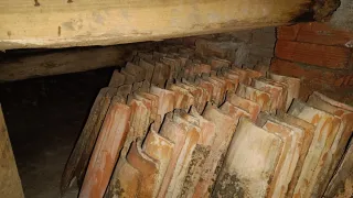 Tejas antiguas de barro hechas a mano.