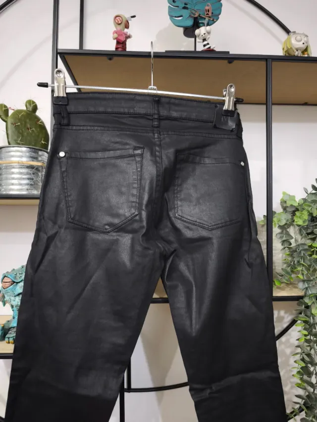Pantalón negro efecto piel Mango Talla S