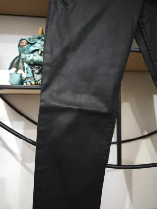 Pantalón negro efecto piel Mango Talla S